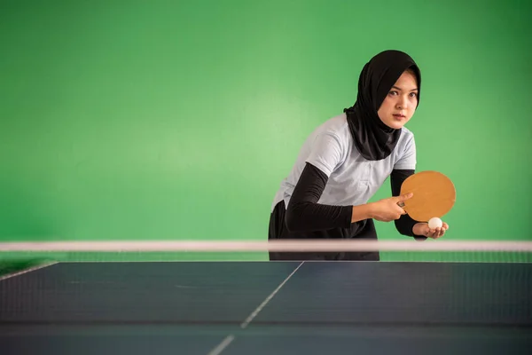 Жіночий Пінг Понг Гравець Хіджабі Тримає Подаючи Зеленому Фоні — стокове фото