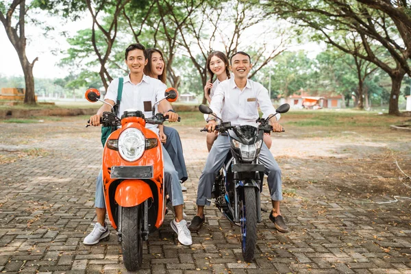 Quatre Lycéens Uniforme Partiront Moto Sur Route — Photo