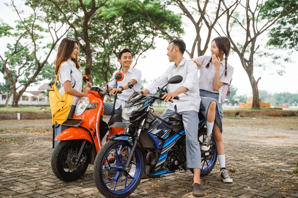 Asiatiques Lycéens Bavarder Tout Étant Assis Sur Une Moto — Photo