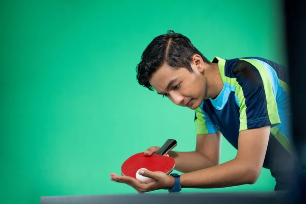 Азіатський Спортсмен Готовий Служити Під Час Пінг Понг Матч Зеленому — стокове фото