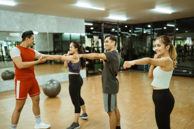 Bazı insanlar beden eğitimi sırasında erkek eğitmenlerle vurucu hareketler yapar.