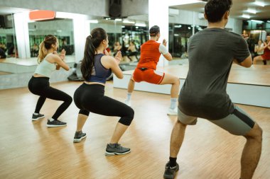 Spor grubunun spor salonunda spor yaparken dikiz aynası.