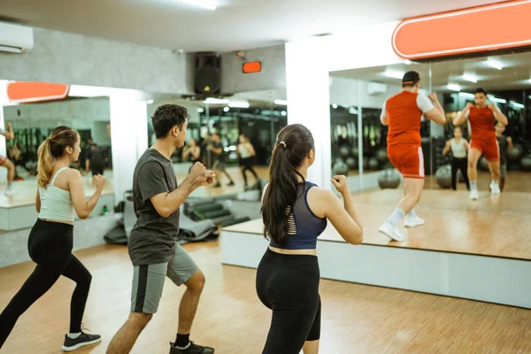 Women Men Sportswear Imitating Stance Instructor Fitness Center —  Fotos de Stock
