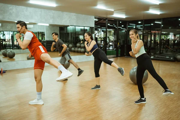 Instruktor Sportovní Skupina Dělá Stehenní Svaly Cvičení Před Zrcadlem Fitness — Stock fotografie