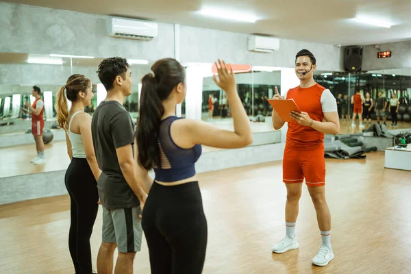 Woman Sportswear Asks Raising Her Hand Briefing Instructor Exercising — Foto Stock