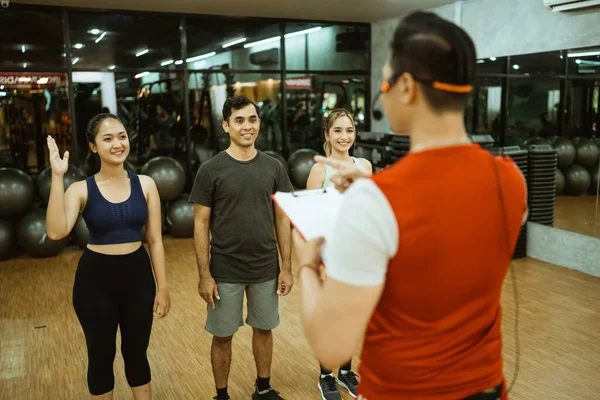Asian Male Instructor Leading Three Members Group Briefing Working Out — Foto Stock