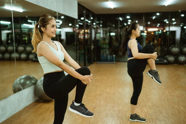 Dvě Atraktivní Dívky Sportovním Oblečení Dělá Nohy Protáhne Před Cvičením — Stock fotografie