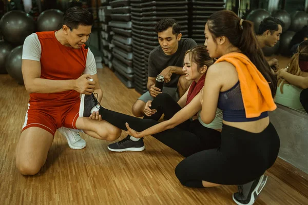 Asian Male Instructor Straightens Leg Woman Having Muscle Cramps Exercise — Foto Stock