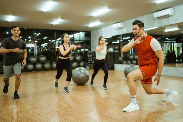 Group Sporty Young People Doing Squats While Exercising Gymnastics Fitness — Stock Photo, Image