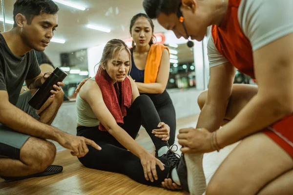 Male Instructor Helps Woman Leg Injury While Exercising Together Gym — Foto Stock