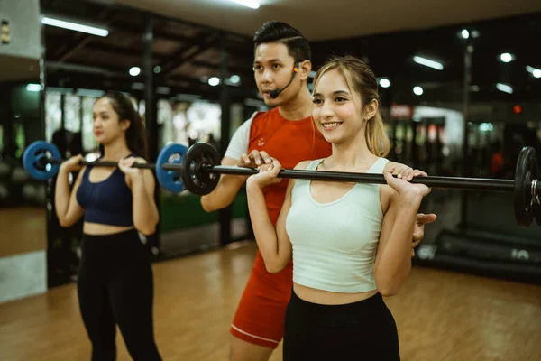Male Instructor Accompanies Young Sporty Group Barbell Lifting Exercise Fitness — Stock Photo, Image