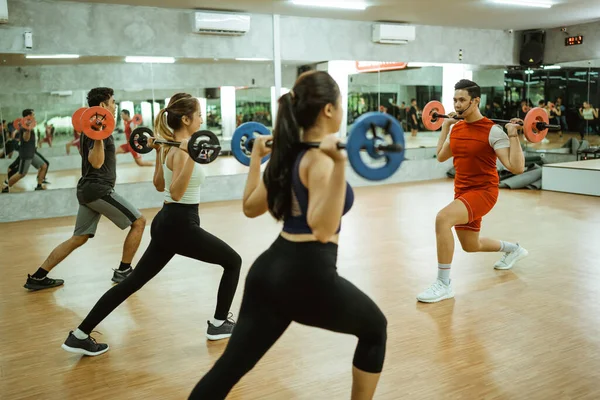 Male Instructor Set Example Sporty Group Doing Barbell Back Squats — Stock Photo, Image