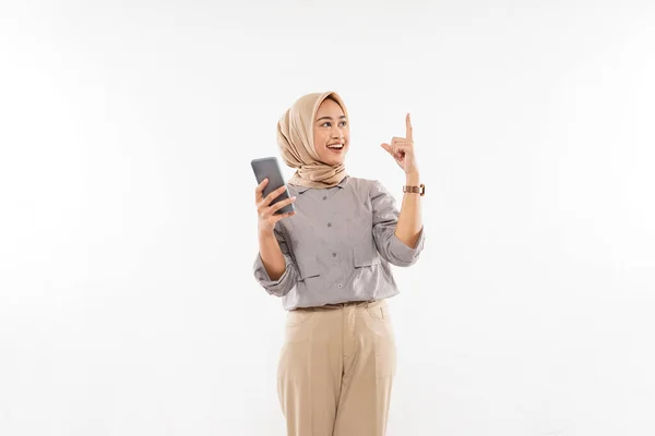 Young Woman Hijab Standing Raising Her Hand Holding Phone Her — Stock fotografie