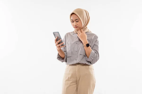 Beautiful Woman Hijab Standing Sullen Face While Looking Her Phone — Stock fotografie