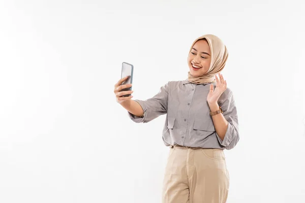 Beautiful Woman Hijab Standing Waving Her Hand While Looking Phone — Stock fotografie