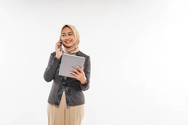 Young Woman Hijab Gray Blazzer Standing Smile While Calling Someone — Stock fotografie