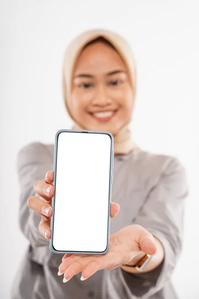 Beautiful Woman Hijab Standing Showing Phone Her Hand White Background — Stock fotografie