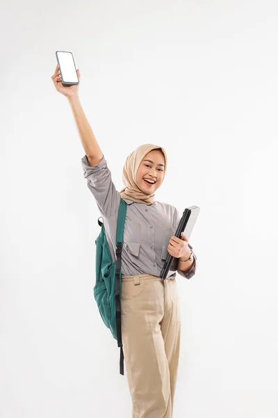 Female Student Hijab Standing Green Bag Her Shoulder While Raising — Stock fotografie