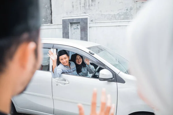 Азиатская Мусульманская Пара Встречается Размахивая Окна Автомобиля Время Поездки Домой — стоковое фото