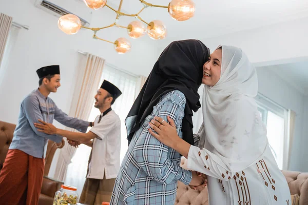 Familia Musulmana Abrazo Durante Visita Familia Eid Celebración Casa —  Fotos de Stock