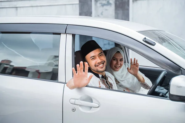 Pasangan Muslim Asia Tersenyum Dengan Melambaikan Tangan Dari Jendela Mobil — Stok Foto