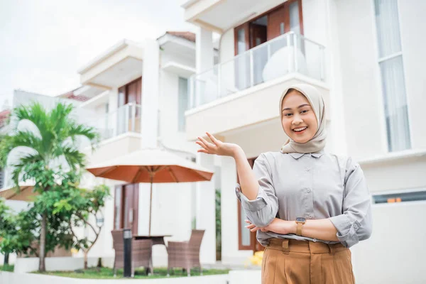 Attraktive Verschleierte Asiatin Mit Handgesten Die Hintergrund Eines Wohnhauses Etwas — Stockfoto