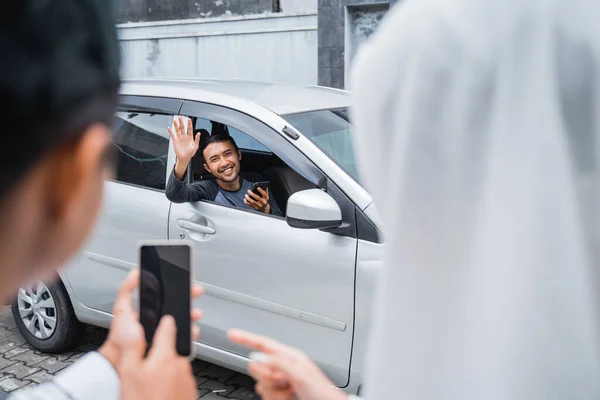 Αρσενικό Οδηγό Ένα Αυτοκίνητο Κύματα Καθώς Συναντά Τους Πελάτες Παραγγελία — Φωτογραφία Αρχείου