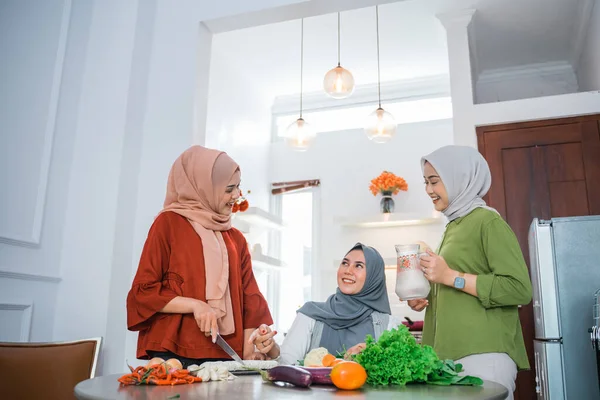 Žena Sobě Hidžáb Nejlepším Přítelem Připravuje Jídlo Večeři Kuchyni — Stock fotografie