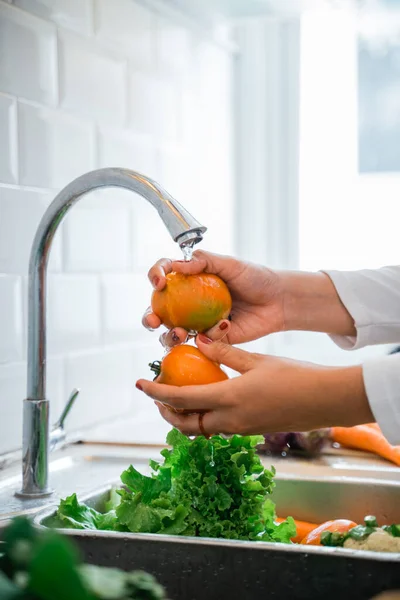 Mulheres Mão Lavar Tomates Com Água Corrente Pia — Fotografia de Stock