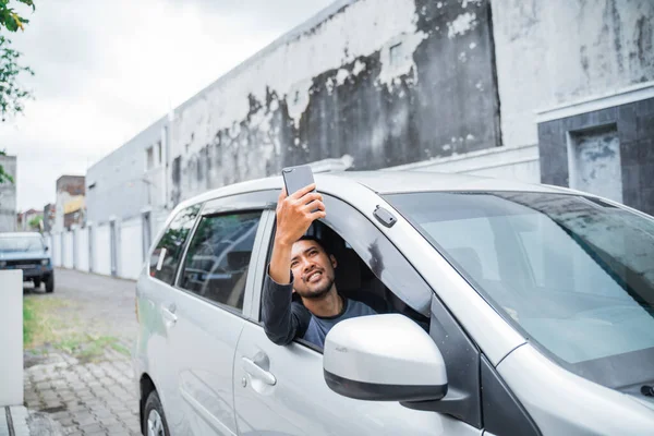 Мужчина Водитель Ищет Сигнал Мобильного Телефона Время Вождения Автомобиля — стоковое фото
