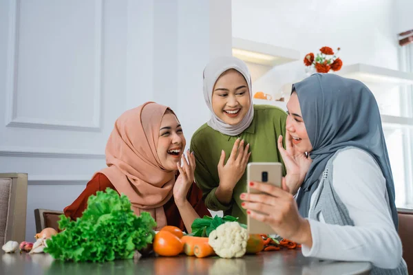 Three Friend Hijab Looking Phone Searching New Recipe Dinner — 스톡 사진