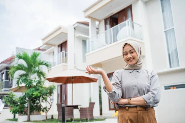 Schöne Asiatische Frau Hijab Mit Handgeste Präsentiert Auf Wohnhaus Hintergrund — Stockfoto