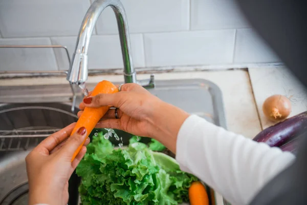 Primer Plano Las Mujeres Lavando Las Manos Zanahorias Con Agua —  Fotos de Stock