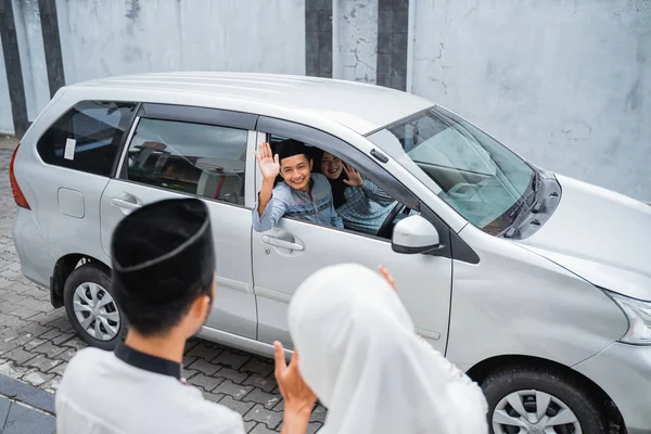 Азиатская Мусульманская Пара Встречается Машет Окна Машины Время Празднования Праздника — стоковое фото