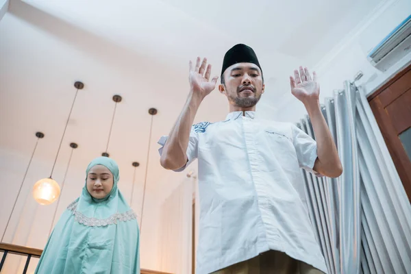 亚洲穆斯林男子在Itidal Prayer运动期间与妇女一起祈祷 同时在家里祈祷 — 图库照片
