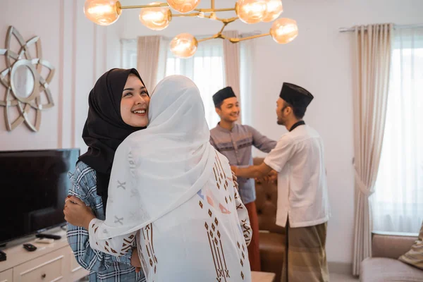 Vecinos Musulmanes Abrazando Durante Visita Familia Eid Celebración Casa —  Fotos de Stock