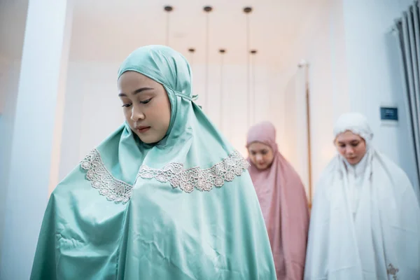 Мусульманские Женщины Мусульманской Одежде Хиджабом Молятся Общине Молитвенной Комнате — стоковое фото