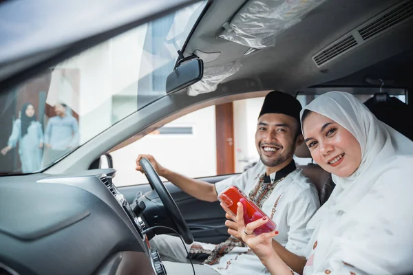 Asiático Casal Muçulmano Sorri Usar Telefone Celular Carro Quando Vai — Fotografia de Stock