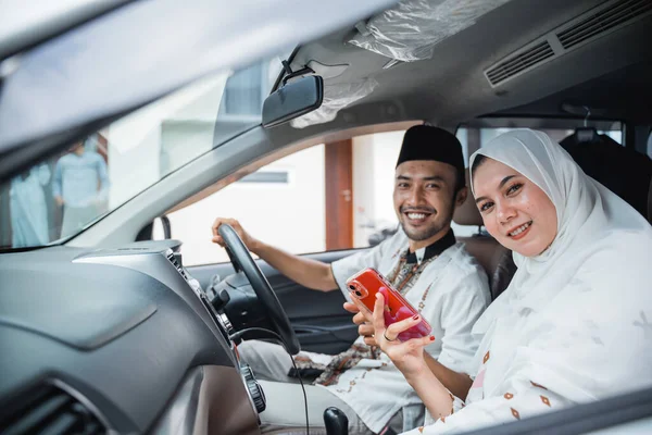 Asiático Muçulmano Marido Mulher Sorrir Usar Telefone Celular Carro Enquanto — Fotografia de Stock