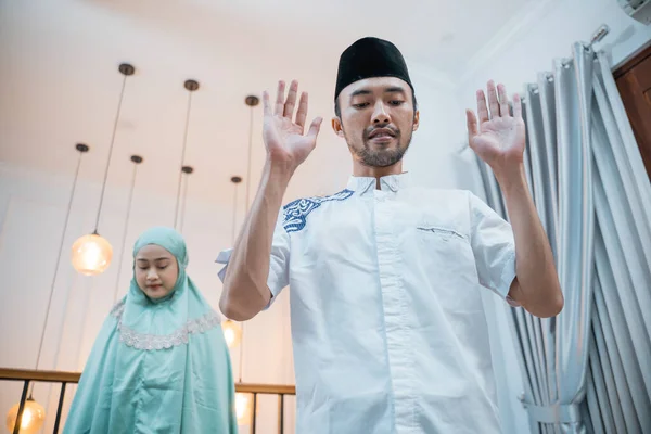 Asiatischer Muslimischer Mann Betet Mit Frau Während Hause Allahu Akbar — Stockfoto