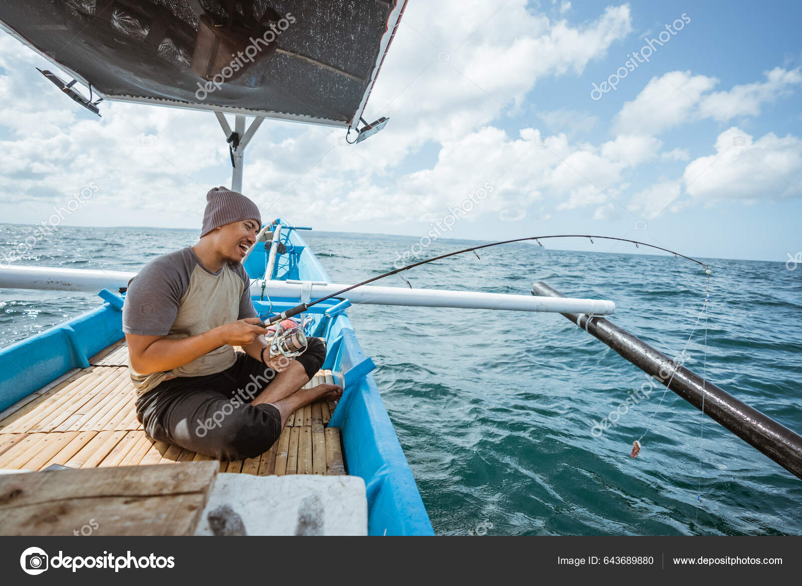 Asian Fishermen Pull Fishing Rods Hook Ups While Sea Fishing — Stock Photo  © odua #643689880