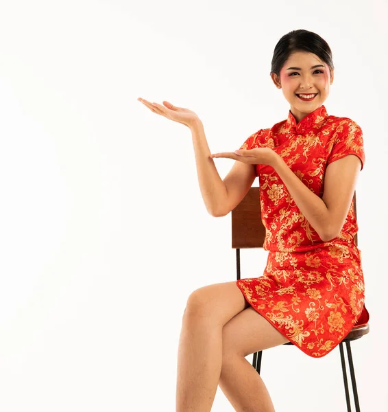 Uma Bela Mulher Asiática Cheongsam Vermelho Sentado Apontou Para Seu — Fotografia de Stock