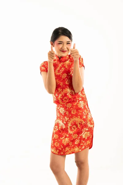 Uma Bela Mulher Asiática Vermelho Cheongsam Com Polegares Para Cima — Fotografia de Stock
