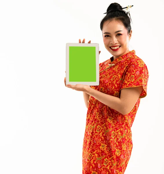 Piękna Kobieta Czerwonym Cheongsam Stoi Pokazując Tabliczkę Jej Ręki Uśmiechając — Zdjęcie stockowe