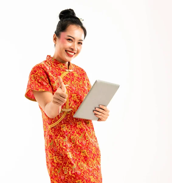 Beautiful Woman Red Cheongsam Standing Bring Tablet Her Hand Thumb — Φωτογραφία Αρχείου