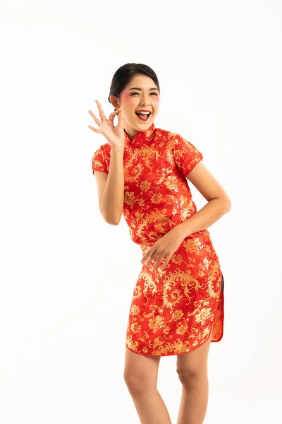 Una Giovane Donna Asiatica Cheongsam Rosso Piedi Con Gesto Gustoso — Foto Stock