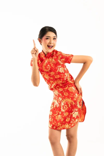Piękna Azjatycka Kobieta Czerwonym Cheongsam Stojący Krzyż Nogi Umieścić Jej — Zdjęcie stockowe