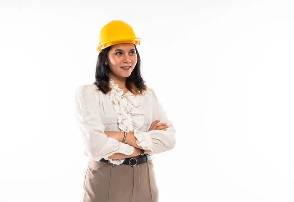 Kobieta Architekt Białej Bluzce Stojący Ręcznie Skrzyżowane Odosobnionym Tle — Zdjęcie stockowe