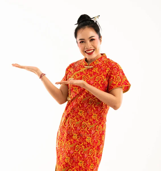 Uma Jovem Mulher Asiática Vermelho Cheongsam Apontou Para Seu Lado — Fotografia de Stock