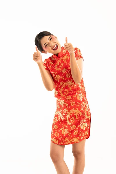 赤いチョンサムの美しいアジア系の女性が親指を立てて笑顔で歯を見せ — ストック写真